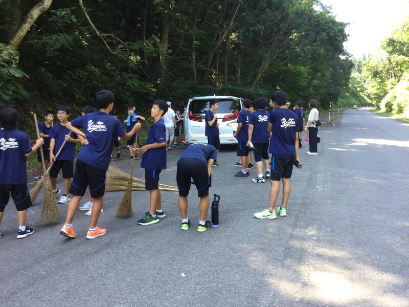 駅伝部・体力向上活動：練習場所の清掃をしているところ
